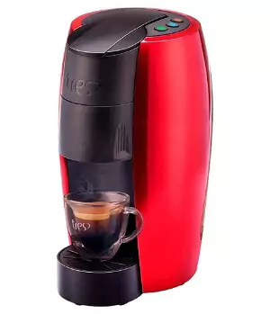 Cafeteira expresso alta e estreita, com laterais vermelhas, frente preta e três botões no topo.