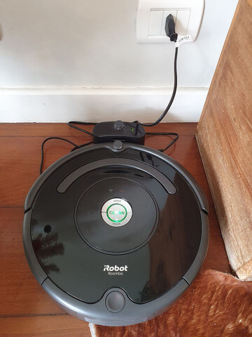 Irobot Roomba 675 preso em sua estação de carregamento.