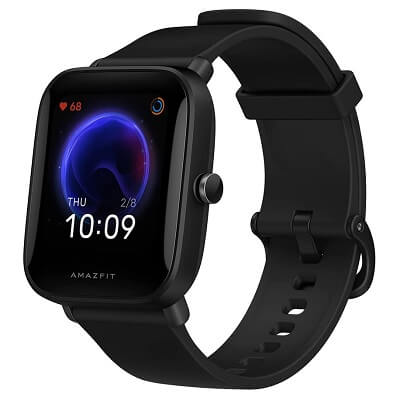 Smartwatch preto e quadrado, com botão físico na lateral direita e mostrador de relógio na tela.