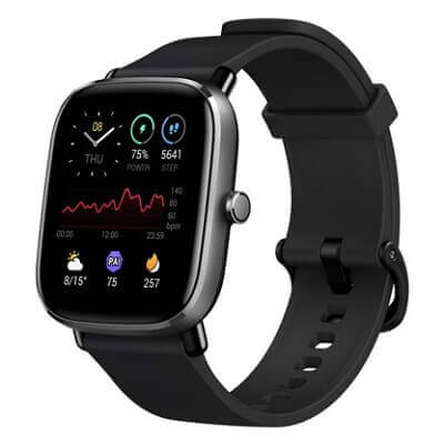 Smartwatch com fivela preta, corpo metálico e tela preta com diversos mostradores.