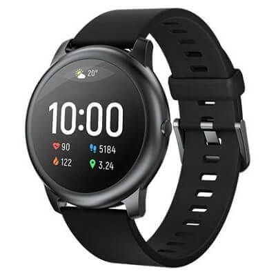 Smartwatch com fivela preta, corpo metálico redondo e mostrador de horas digital na tela.