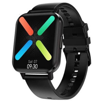 Smartwatch com fivela preta, caixa quadrada e preta, e tela preta projetando um X colorido com o relógio digital.