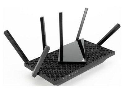 Roteador Wi-Fi preto com acabamento brilhante, largo e fino, com seis antenas, sendo duas nas laterais e quatro atrás.