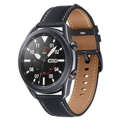 Smartwatch com fivela em couro natural na parte interna e preta na externa, caixa redonda metálica e mostrador de relógio.