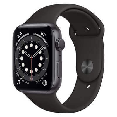 Smartwatch com fivela de silicone preta, com caixa quadrada com laterais em preto, e tela com mostrador de relógio analógico.