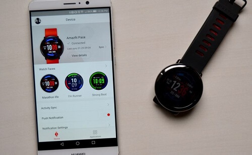Smartphone a esquerda projetando app usado para interagir com relógio inteligente a direita.