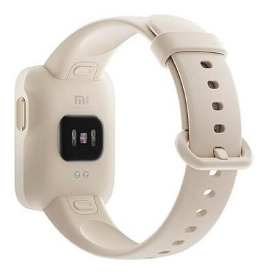 Foco em smartwatch branco visto de trás, com fivela branca com encaixes.