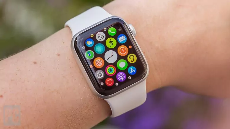 Abertura do post sobre o melhor smartwatch: Braço com um smartwatch em foco, com ícones de aplicativo.