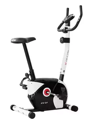 Bicicleta Ergométrica vertical alta, com corpo metálico branco e preto, selim em espuma e visor grande.