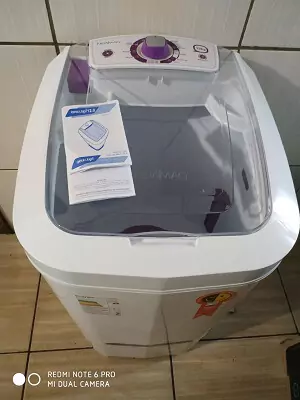Newmaq BCA 12 em uma lavanderia, com foco em sua tampa e painel.