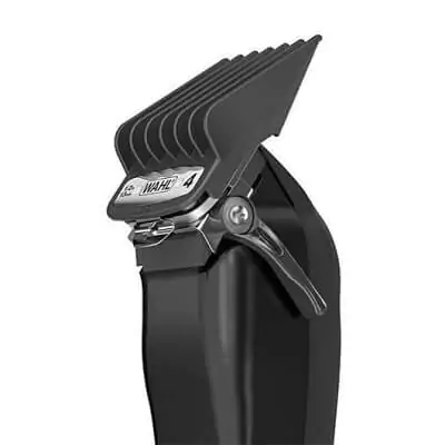 Máquina de cortar cabelo profissional preta do tipo clipper com um pente de altura acoplado.
