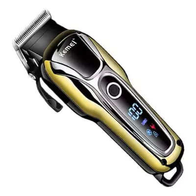 Máquina de cortar cabelo profissional longa, com laterais douradas, frente prateada com display e alavanca preta.